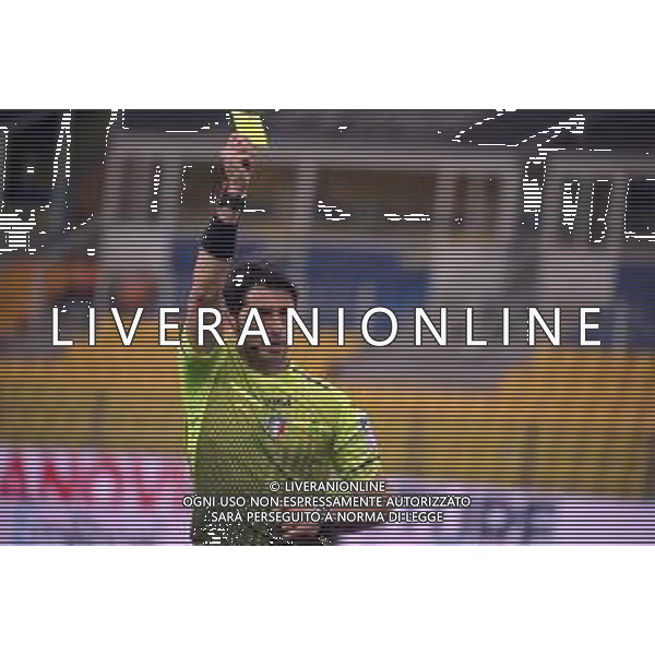 PARMA - MILAN CAMPIONATO CALCIO SERIE A TIM 10.04.2021 NELLA FOTO L\'ARBITRO FABIO MARESCA CON IL CARTELLINO GIALLO IN MANO ©SANTANDREA / AGENZIA ALDO LIVERANI SAS