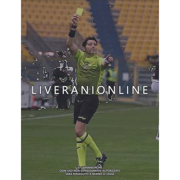 PARMA - MILAN CAMPIONATO CALCIO SERIE A TIM 10.04.2021 NELLA FOTO L\'ARBITRO FABIO MARESCA CON IL CARTELLINO GIALLO IN MANO ©SANTANDREA / AGENZIA ALDO LIVERANI SAS
