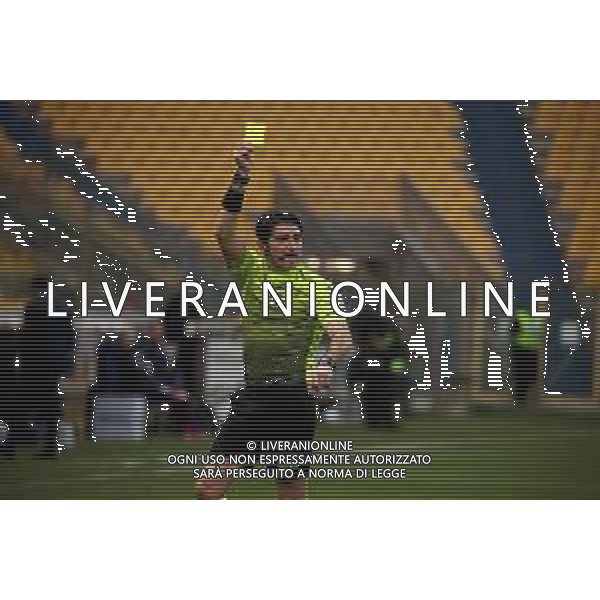 PARMA - MILAN CAMPIONATO CALCIO SERIE A TIM 10.04.2021 NELLA FOTO L\'ARBITRO FABIO MARESCA CON IL CARTELLINO GIALLO IN MANO ©SANTANDREA / AGENZIA ALDO LIVERANI SAS