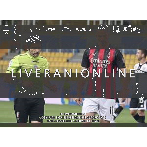PARMA - MILAN CAMPIONATO CALCIO SERIE A TIM 10.04.2021 NELLA FOTO L\'ARBITRO FABIO MARESCA CON ZLATAN IBRAHIMOVIC ©SANTANDREA / AGENZIA ALDO LIVERANI SAS