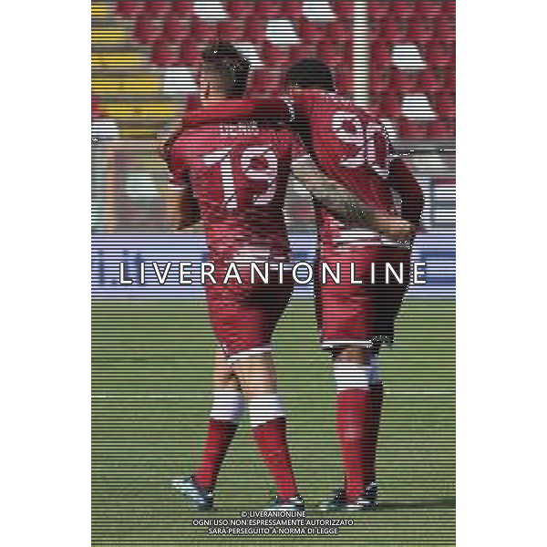REGGINA - VICENZA CAMPIONATO CALCIO SERIE BKT 11.04.2021 NELLA FOTO ESULTANZA DOPO IL GOL DI GERMAN DENIS (REGGINA) - ABBRACCIO CON MICHAEL FOLORUNSHO ©GAREFFA / AGENZIA ALDO LIVERANI SAS