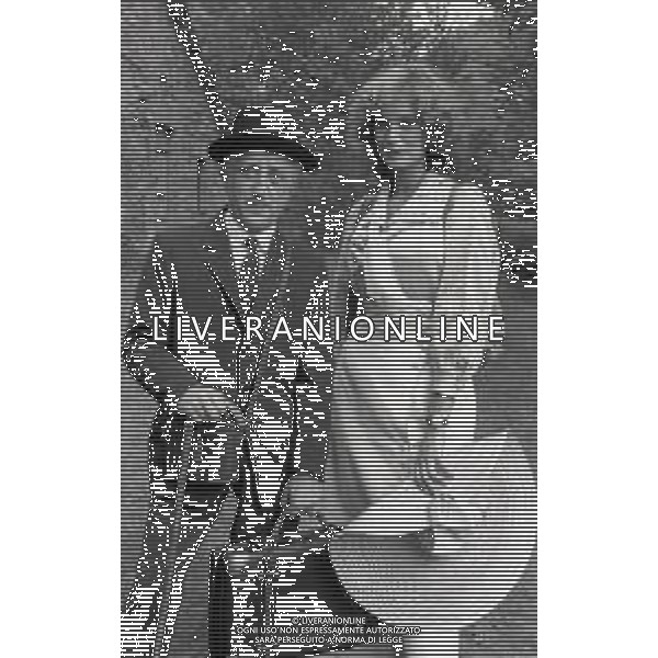 RETROSPETTIVA CARLO DELLE PIANE ATTORE NELLA FOTO CARLO DELLE PIANE CON TIZIANA PINI A PORRETTA TERME NEL FILM“UNA GITA SCOLASTICA“ NELL\'ANNO 1983 AG ALDO LIVERANI SAS