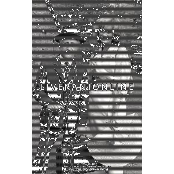 RETROSPETTIVA CARLO DELLE PIANE ATTORE NELLA FOTO CARLO DELLE PIANE CON TIZIANA PINI A PORRETTA TERME NEL FILM“UNA GITA SCOLASTICA“ NELL\'ANNO 1983 AG ALDO LIVERANI SAS
