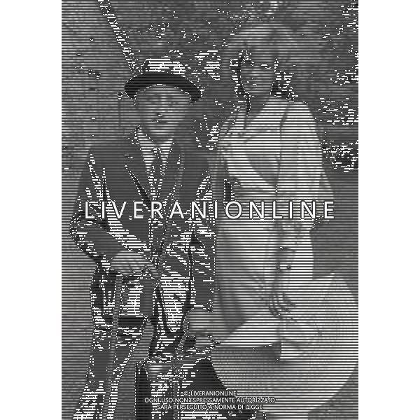 RETROSPETTIVA CARLO DELLE PIANE ATTORE NELLA FOTO CARLO DELLE PIANE CON TIZIANA PINI A PORRETTA TERME NEL FILM“UNA GITA SCOLASTICA“ NELL\'ANNO 1983 AG ALDO LIVERANI SAS