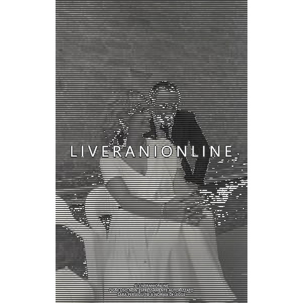 RETROSPETTIVA CARLO DELLE PIANE ATTORE NELLA FOTO CARLO DELLE PIANE CON TIZIANA PINI A PORRETTA TERME NEL FILM“UNA GITA SCOLASTICA“ NELL\'ANNO 1983 AG ALDO LIVERANI SAS