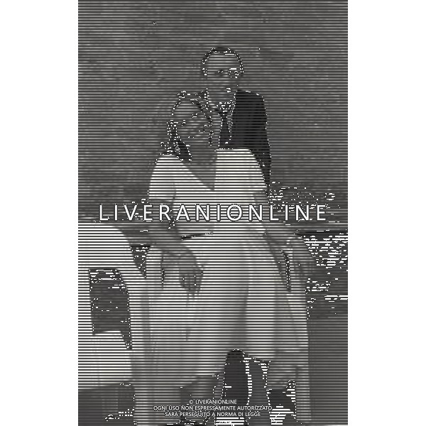RETROSPETTIVA CARLO DELLE PIANE ATTORE NELLA FOTO CARLO DELLE PIANE CON TIZIANA PINI A PORRETTA TERME NEL FILM“UNA GITA SCOLASTICA“ NELL\'ANNO 1983 AG ALDO LIVERANI SAS