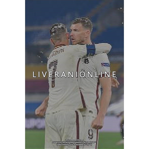 Corradettia/LMedia - AS Roma vs AFC Ajax - football Europa League match 2020/2021 15 April 2021 - Stadio Olimpico, rome, Italy Photo showing: Edin Dzeko of AS Roma and Lorenzo Pellegrini of AS Romacelebrates after scoring goal 1-1 seen in action @Corradettia/LMedia/ AGENZIA ALDO LIVERANI SAS