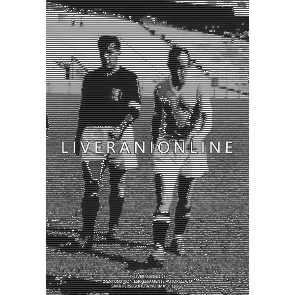 MILAN CALCIO 1955/1956 - RETROSPETTIVA NELLA FOTO IL CALCIATORE NORDAHL GUNNAR CON ATTILIO GIOVANNINI (LAZIO) FOTO CARLO LORENZINI-AGENZIA ALDO LIVERANI SAS