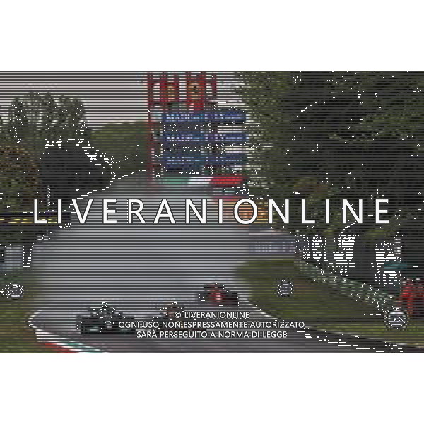 Max Verstappen (NLD) Red Bull Racing RB16B leads Lewis Hamilton (GBR) Mercedes AMG F1 W12 at the start of the race. 18.04.2021. Formula 1 World Championship, Rd 2, Emilia Romagna Grand Prix, Imola, Italy, Race Day. - www.xpbimages.com, EMail: requests@xpbimages.com © Copyright: Batchelor / XPB Images / AGENZIA ALDO LIVERANI SAS - ITALY ONLY EDITORIAL USE ONLY