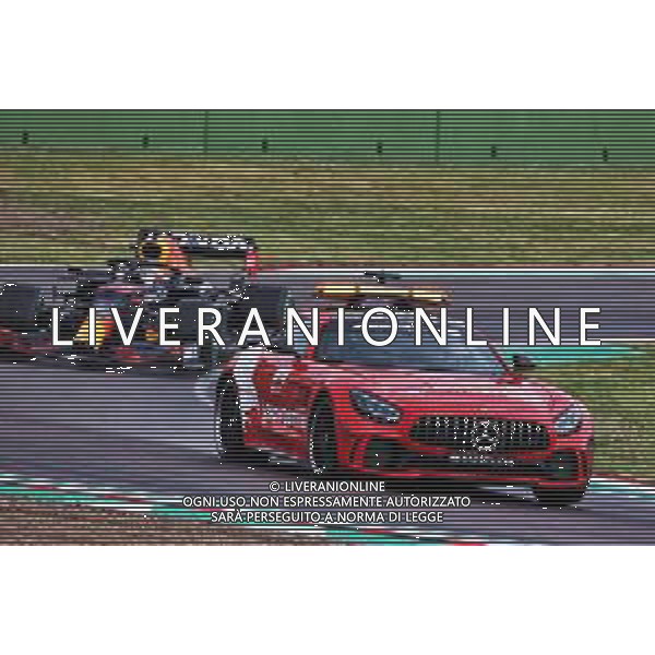 Max Verstappen (NLD) Red Bull Racing RB16B leads behind the Mercedes FIA Safety Car. 18.04.2021. Formula 1 World Championship, Rd 2, Emilia Romagna Grand Prix, Imola, Italy, Race Day. - www.xpbimages.com, EMail: requests@xpbimages.com © Copyright: Charniaux / XPB Images / AGENZIA ALDO LIVERANI SAS - ITALY ONLY EDITORIAL USE ONLY