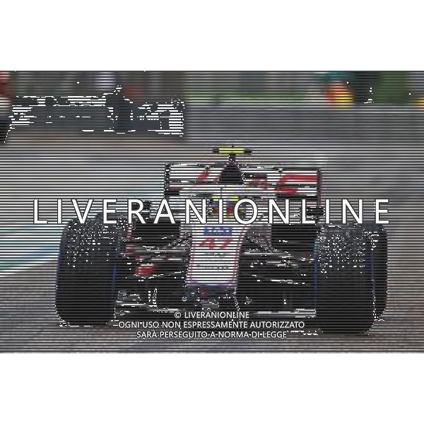 Mick Schumacher (GER) Haas VF-21 with a broken front wing. 18.04.2021. Formula 1 World Championship, Rd 2, Emilia Romagna Grand Prix, Imola, Italy, Race Day. - www.xpbimages.com, EMail: requests@xpbimages.com © Copyright: Moy / XPB Images / AGENZIA ALDO LIVERANI SAS - ITALY ONLY EDITORIAL USE ONLY