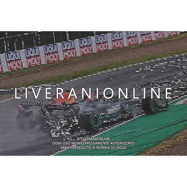 Lewis Hamilton (GBR) Mercedes AMG F1 W12 and Max Verstappen (NLD) Red Bull Racing RB16B battle for the lead at the start of the race. 18.04.2021. Formula 1 World Championship, Rd 2, Emilia Romagna Grand Prix, Imola, Italy, Race Day. - www.xpbimages.com, EMail: requests@xpbimages.com © Copyright: Batchelor / XPB Images / AGENZIA ALDO LIVERANI SAS - ITALY ONLY EDITORIAL USE ONLY