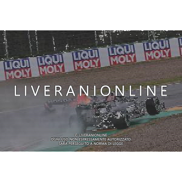 Lewis Hamilton (GBR) Mercedes AMG F1 W12 and Max Verstappen (NLD) Red Bull Racing RB16B battle for the lead at the start of the race. 18.04.2021. Formula 1 World Championship, Rd 2, Emilia Romagna Grand Prix, Imola, Italy, Race Day. - www.xpbimages.com, EMail: requests@xpbimages.com © Copyright: Batchelor / XPB Images / AGENZIA ALDO LIVERANI SAS - ITALY ONLY EDITORIAL USE ONLY
