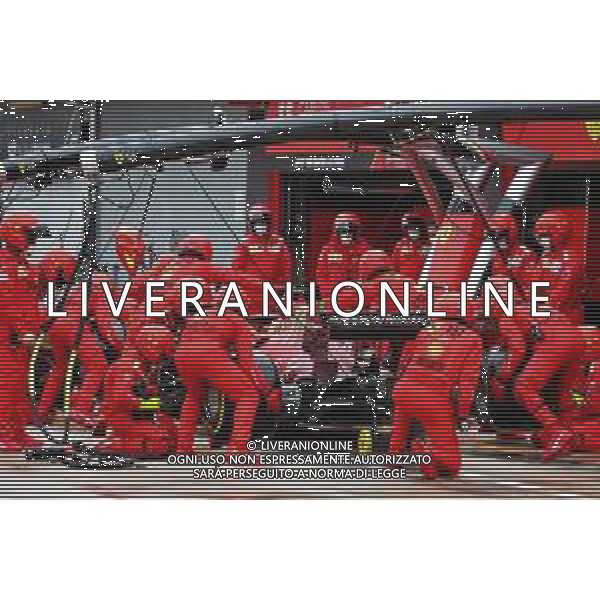 Carlos Sainz Jr (ESP) Ferrari SF-21 makes a pit stop. 18.04.2021. Formula 1 World Championship, Rd 2, Emilia Romagna Grand Prix, Imola, Italy, Race Day. - www.xpbimages.com, EMail: requests@xpbimages.com © Copyright: Moy / XPB Images / AGENZIA ALDO LIVERANI SAS - ITALY ONLY EDITORIAL USE ONLY