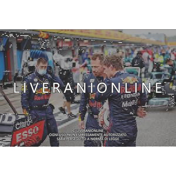 Max Verstappen (NLD) Red Bull Racing in the pits while the race is stopped. 18.04.2021. Formula 1 World Championship, Rd 2, Emilia Romagna Grand Prix, Imola, Italy, Race Day. - www.xpbimages.com, EMail: requests@xpbimages.com © Copyright: Bearne / XPB Images / AGENZIA ALDO LIVERANI SAS - ITALY ONLY EDITORIAL USE ONLY