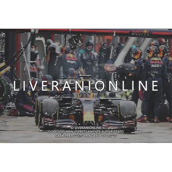 Max Verstappen (NLD) Red Bull Racing RB16B makes a pit stop. 18.04.2021. Formula 1 World Championship, Rd 2, Emilia Romagna Grand Prix, Imola, Italy, Race Day. - www.xpbimages.com, EMail: requests@xpbimages.com © Copyright: Moy / XPB Images / AGENZIA ALDO LIVERANI SAS - ITALY ONLY EDITORIAL USE ONLY
