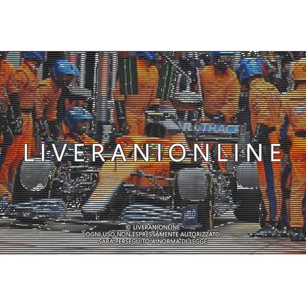 Lando Norris (GBR) McLaren MCL35M makes a pit stop. 18.04.2021. Formula 1 World Championship, Rd 2, Emilia Romagna Grand Prix, Imola, Italy, Race Day. - www.xpbimages.com, EMail: requests@xpbimages.com © Copyright: Moy / XPB Images / AGENZIA ALDO LIVERANI SAS - ITALY ONLY EDITORIAL USE ONLY