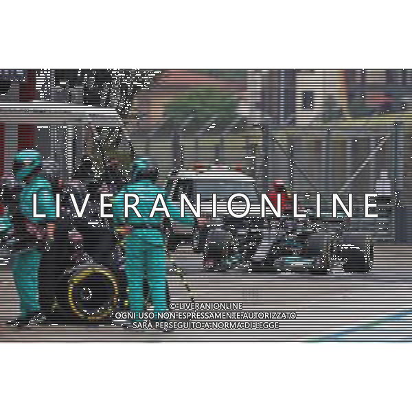 Lewis Hamilton (GBR) Mercedes AMG F1 W12 makes a pit stop. 18.04.2021. Formula 1 World Championship, Rd 2, Emilia Romagna Grand Prix, Imola, Italy, Race Day. - www.xpbimages.com, EMail: requests@xpbimages.com © Copyright: Moy / XPB Images / AGENZIA ALDO LIVERANI SAS - ITALY ONLY EDITORIAL USE ONLY