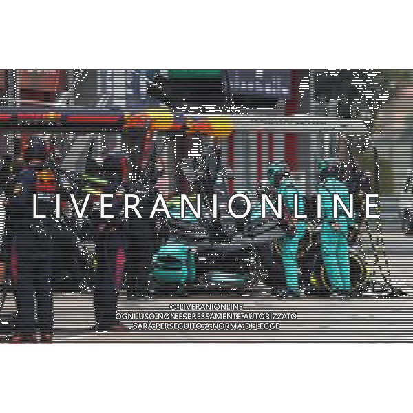Lewis Hamilton (GBR) Mercedes AMG F1 W12 makes a pit stop. 18.04.2021. Formula 1 World Championship, Rd 2, Emilia Romagna Grand Prix, Imola, Italy, Race Day. - www.xpbimages.com, EMail: requests@xpbimages.com © Copyright: Moy / XPB Images / AGENZIA ALDO LIVERANI SAS - ITALY ONLY EDITORIAL USE ONLY