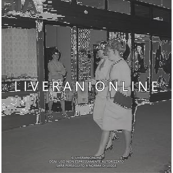 RETROSPETTIVA ROMY SCHNEIDER ATTRICE NELLA FOTO ROMY SCHNEIDER CON LA MADRE PER LE VIE DI LUGANO 24-09-1964 AG ALDO LIVERANI SAS 