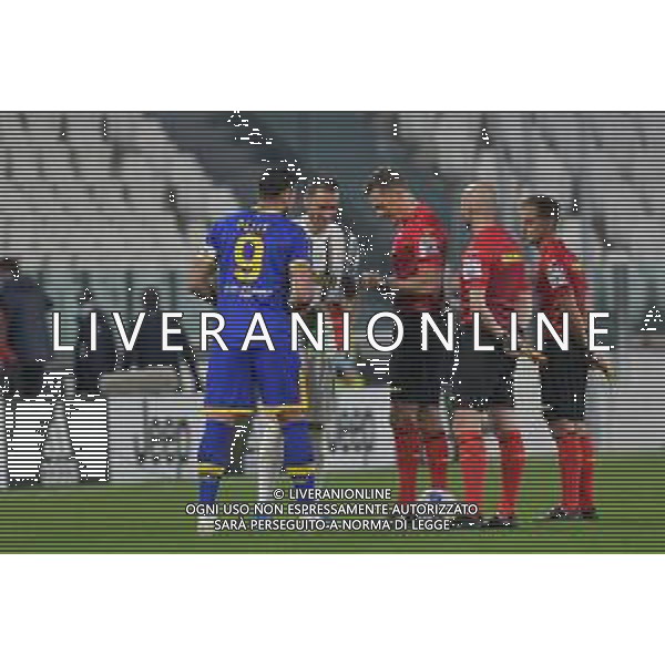 ©Alessandro Falzone/Agenzia Aldo Liverani Torino 21.04.2021 Stadio Allianz Stadium Juventus vs Parma Serie A Tim 2020-2021 Nella foto : ARBITRO PIERO GIACOMELLI CON LEONARDO BONUCCI E GRAZIANO PELLE\' ©FALZONE / AGENZIA ALDO LIVERANI SAS