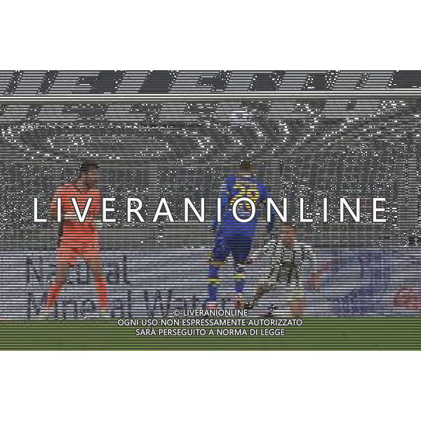 ©Alessandro Falzone/Agenzia Aldo Liverani Torino 21.04.2021 Stadio Allianz Stadium Juventus vs Parma Serie A Tim 2020-2021 Nella foto : ARTHUR SALVA UN GOL SULLA LINEA DI PORTA ©FALZONE / AGENZIA ALDO LIVERANI SAS