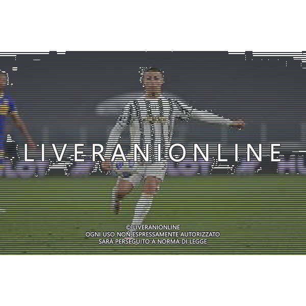 ©Alessandro Falzone/Agenzia Aldo Liverani Torino 21.04.2021 Stadio Allianz Stadium Juventus vs Parma Serie A Tim 2020-2021 Nella foto : CRISTIANO RONALDO CALCIA IL PALLONE IN TRIBUNA CON CONSEGUENTE AMMONIZIONE ©FALZONE / AGENZIA ALDO LIVERANI SAS