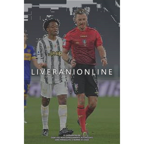 ©Alessandro Falzone/Agenzia Aldo Liverani Torino 21.04.2021 Stadio Allianz Stadium Juventus vs Parma Serie A Tim 2020-2021 Nella foto : arbitro Piero Giacomelli-Juan Cuadrado ©FALZONE / AGENZIA ALDO LIVERANI SAS