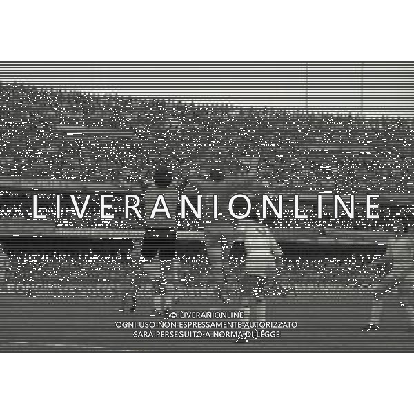 21-03-1982 VERONA- CAMPIONATO DI CALCIO SERIE B VERONA LECCE 2-0 NELLA FOTO PARATA GRAZIANO DE LUCA SU MAURO GIBELLINI AG ALDO LIVERANI SAS