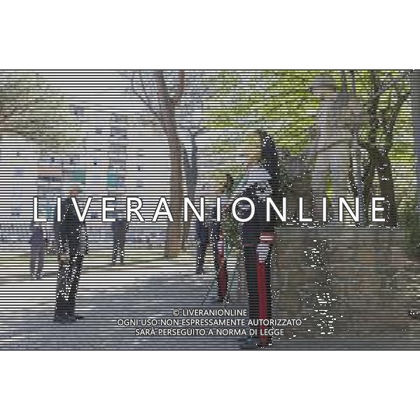 Roma 25/04/2021 Il Presidente Sergio Mattarella al termine della deposizione di una corona d’alloro sul monumento in ricordo delle vittime del rastrellamento del Quadraro, in occasione del 76° anniversario della Liberazione FOTOUFFICIO STAMPA PRESIDENZA DELLA REPUBBLICA- AG ALDO LIVERANI SAS