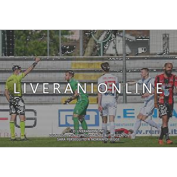 Fagiolinia/LMedia - Lucchese vs Lecco - Campionato di Calcio Serie C - Lega Pro 2020/2021 25 aprile 2021 - Stadio Porta Elisa, Lucca, Italia Nella foto: Arbitro Sig. Marco Acanfora decreta il rigore per la Lucchese e ammonisce Davide Borsellini (Lecco) @Fagiolinia/LMedia AG ALDO LIVERANI SAS