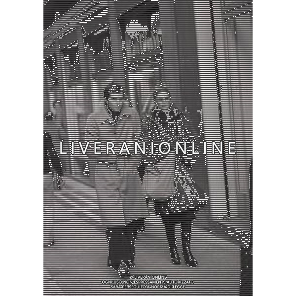RETROSPETTIVA MILVA BIOLCATI CANTANTE NELLA FOTO MILVA BIOLCATI A MILANO CON MASSIMO GALLERANI NELL\'ANNO 1978  AG ALDO LIVERANI SAS 