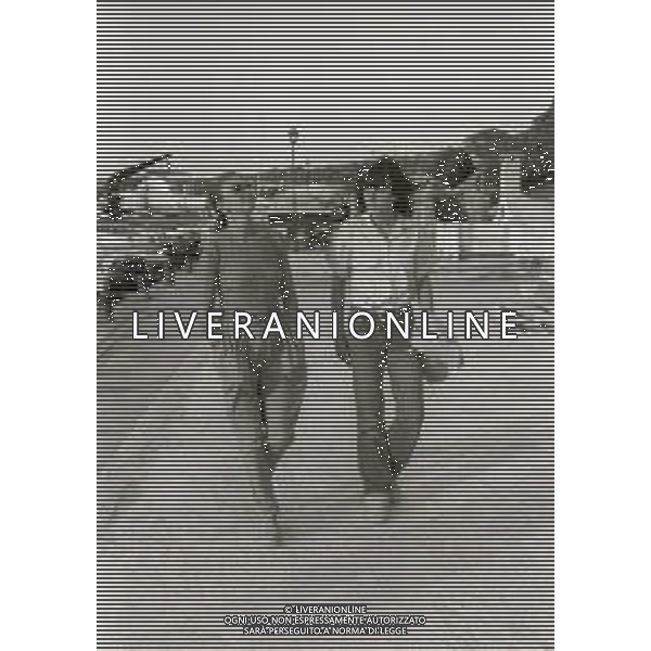 RETROSPETTIVA MILVA BIOLCATI CANTANTE NELLA FOTO MILVA BIOLCATI A PORTO CERVO CON LA FIGLIA MARTINA NELL\'ANNO 1978  AG ALDO LIVERANI SAS