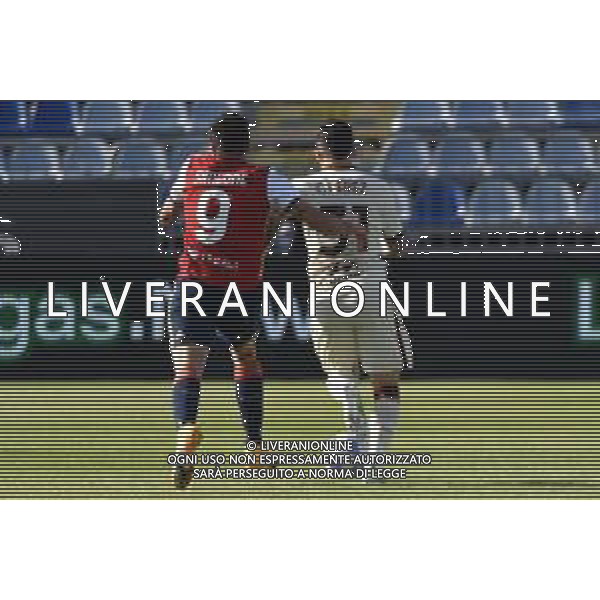 25-4-2021. Cagliari Calcio - A.S. Roma, Serie A 2020-2021, Italia, Sardegna, Cagliari, Stadio Sardegna Arena. Nella foto:Giovanni Simeone Cagliari, Carles Pérez Roma ©MOI/AGENZIA ALDO LIVERANI SAS