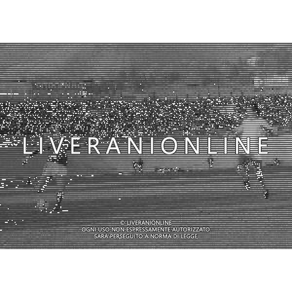 08-11-1981 VARESE -CAMPIONATO DI CALCIO SERIE B VARESE RIMINI 1-1 NELLA FOTO AZIONE DI GIOCO AG ALDO LIVERANI SAS