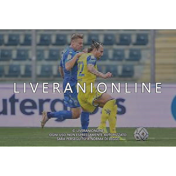Guglielmii/LMedia - Empoli vs Chievo - Campionato di Calcio Serie BKT 2020/2021 27 aprile 2021 - Stadio Carlo Castellani, Empoli, Italia Nella foto: Vasile Mogos (Chievo) e Szymon Zurkowski (Empoli) @Guglielmii/LMedia/ AGENZIA ALDO LIVERANI SAS