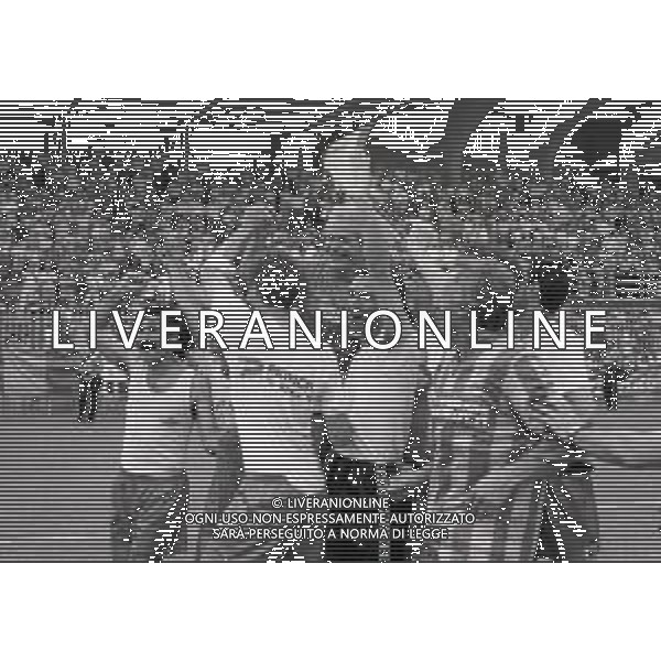 16-06-1991 CREMONA CAMPIONATO DI CALCIO SERIE B CREMONESE-AVELLINO 0-0 NELLA FOTO GUSTAVO GIAGNONI ALLENATORE DELLA CREMONESE FESTEGGIA LA PROMOZIONE IN SERIE A AG ALDO LIVERANI SAS 