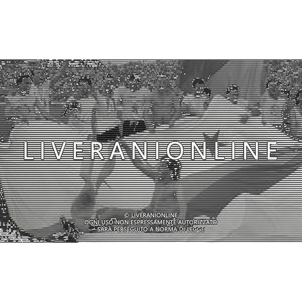16-06-1991 CREMONA CAMPIONATO DI CALCIO SERIE B CREMONESE-AVELLINO 0-0 NELLA FOTO GIOCATORI DELLA CREMONESE FESTEGGIANO LA PROMOZIONE IN SERIE A AG ALDO LIVERANI SAS 