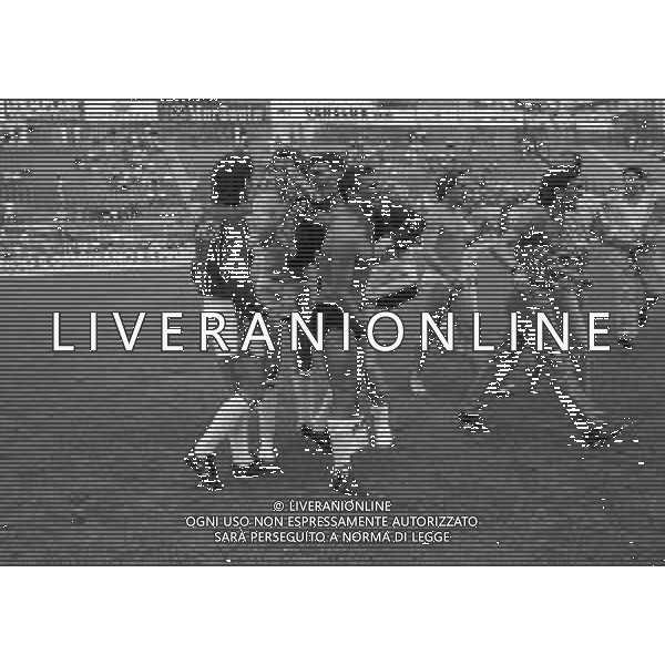 16-06-1991 REGGIO EMILIA CAMPIONATO DI CALCIO SERIE B REGGIANA ASCOLI 3-3 NELLA FOTO ABBRACCI GIOCATORI ASCOLI A FINE GARA AG ALDO LIVERANI SAS
