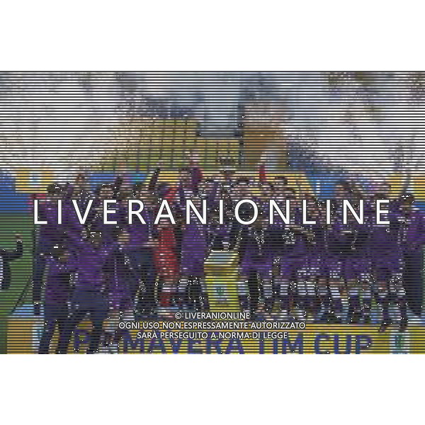 LAZIO - FIORENTINA FINALE COPPA ITALIA PRIMAVERA TIM CUP 28.04.2021 NELLA FOTO ESULTANZA E FESTEGGIAMENTI DEI GIOCATORI DELLA FIORENTINA A FINE GARA PER LA VITTORIA - LA PREMIAZIONE ©SANTANDREA / AGENZIA ALDO LIVERANI SAS