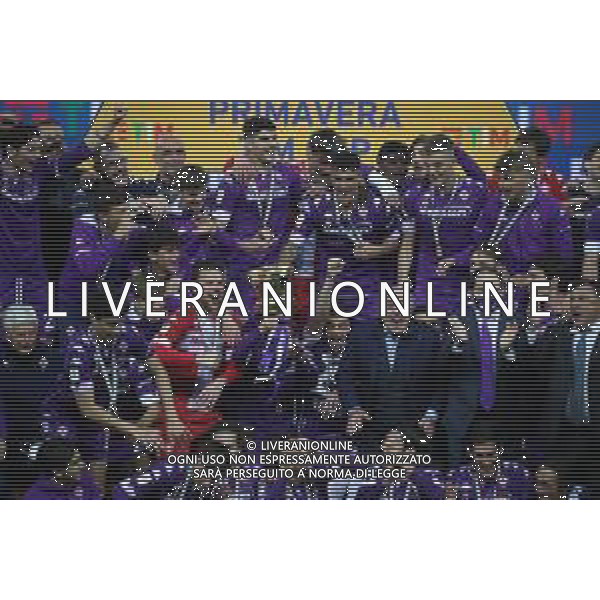 LAZIO - FIORENTINA FINALE COPPA ITALIA PRIMAVERA TIM CUP 28.04.2021 NELLA FOTO ESULTANZA E FESTEGGIAMENTI DEI GIOCATORI DELLA FIORENTINA A FINE GARA PER LA VITTORIA - LA PREMIAZIONE CON IL PRESIDENTE ROCCO COMMISSO ©SANTANDREA / AGENZIA ALDO LIVERANI SAS
