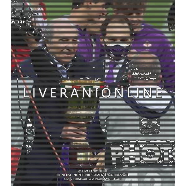 LAZIO - FIORENTINA FINALE COPPA ITALIA PRIMAVERA TIM CUP 28.04.2021 NELLA FOTO ESULTANZA E FESTEGGIAMENTI DEI GIOCATORI DELLA FIORENTINA A FINE GARA PER LA VITTORIA - LA PREMIAZIONE IL PRESIDENTE ROCCO COMMISSO CON LA COPPA ©SANTANDREA / AGENZIA ALDO LIVERANI SAS