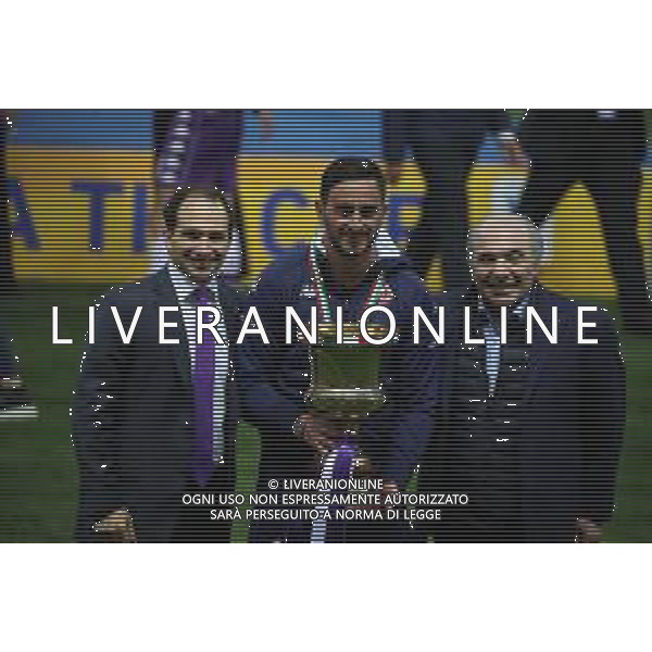 LAZIO - FIORENTINA FINALE COPPA ITALIA PRIMAVERA TIM CUP 28.04.2021 NELLA FOTO ESULTANZA E FESTEGGIAMENTI DEI GIOCATORI DELLA FIORENTINA A FINE GARA PER LA VITTORIA - LA PREMIAZIONE IL PRESIDENTE ROCCO COMMISSO CON LA COPPA CON L\'ALLENATORE ALBERTO AQUILANI ©SANTANDREA / AGENZIA ALDO LIVERANI SAS