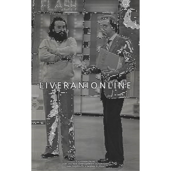 RETROSPETTIVA MIKE BONGIORNO CONDUTTORE TELEVISIVO E RADIOFONICO NELLA FOTO MIKE BONGIORNO NELLA TRASMISSIONE “FLASH“ NELL\'ANNO 1980 CON IL CAMPIONE GINO TESSARI AG ALDO LIVERANI SAS 