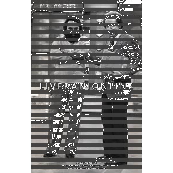 RETROSPETTIVA MIKE BONGIORNO CONDUTTORE TELEVISIVO E RADIOFONICO NELLA FOTO MIKE BONGIORNO NELLA TRASMISSIONE “FLASH“ NELL\'ANNO 1980 CON IL CAMPIONE GINO TESSARI AG ALDO LIVERANI SAS 