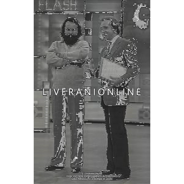 RETROSPETTIVA MIKE BONGIORNO CONDUTTORE TELEVISIVO E RADIOFONICO NELLA FOTO MIKE BONGIORNO NELLA TRASMISSIONE “FLASH“ NELL\'ANNO 1980 CON IL CAMPIONE GINO TESSARI AG ALDO LIVERANI SAS 