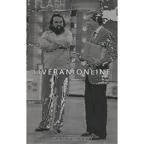 RETROSPETTIVA MIKE BONGIORNO CONDUTTORE TELEVISIVO E RADIOFONICO NELLA FOTO MIKE BONGIORNO NELLA TRASMISSIONE “FLASH“ NELL\'ANNO 1980 CON IL CAMPIONE GINO TESSARI AG ALDO LIVERANI SAS 