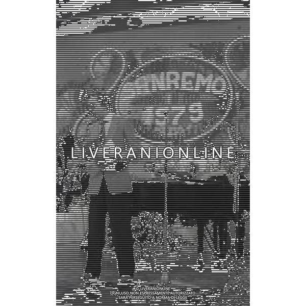 RETROSPETTIVA MIKE BONGIORNO CONDUTTORE TELEVISIVO E RADIOFONICO NELLA FOTO MIKE BONGIORNO AL FESTIVAL DI SANREMO CON ANNA MARIA RIZZOLI NELL\'ANNO 1979 AG ALDO LIVERANI SAS    