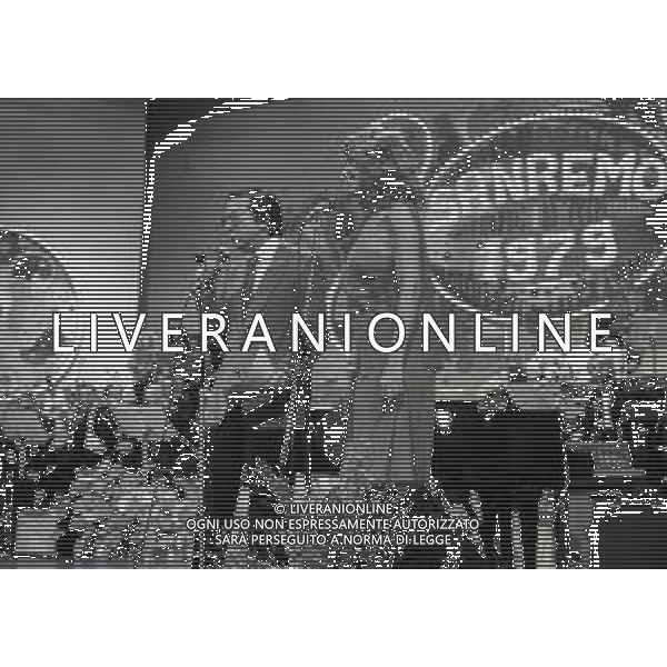RETROSPETTIVA MIKE BONGIORNO CONDUTTORE TELEVISIVO E RADIOFONICO NELLA FOTO MIKE BONGIORNO AL FESTIVAL DI SANREMO CON ANNA MARIA RIZZOLI NELL\'ANNO 1979 AG ALDO LIVERANI SAS   