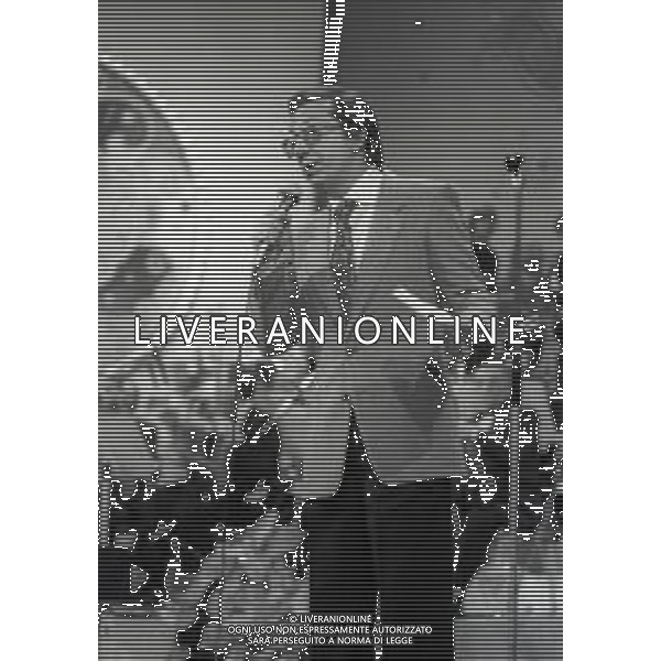 RETROSPETTIVA MIKE BONGIORNO CONDUTTORE TELEVISIVO E RADIOFONICO NELLA FOTO MIKE BONGIORNO AL FESTIVAL DI SANREMO CON ANNA MARIA RIZZOLI NELL\'ANNO 1979 AG ALDO LIVERANI SAS  